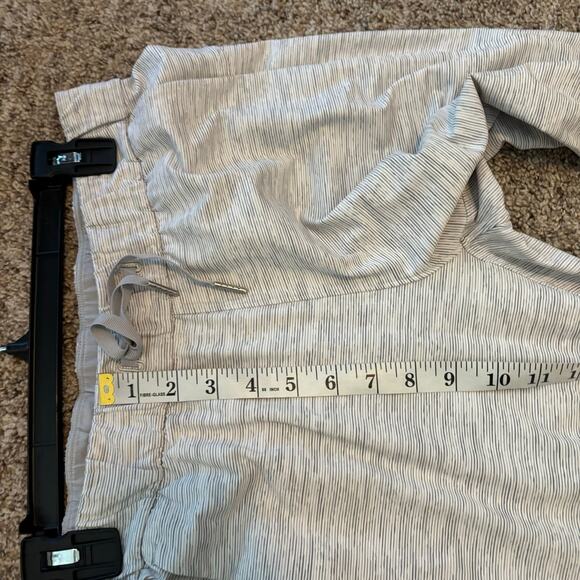 Lululemon On The Fly Pant Sz 6 Cropped Light Grey Athletic Athleisure - Picture 9 of 10